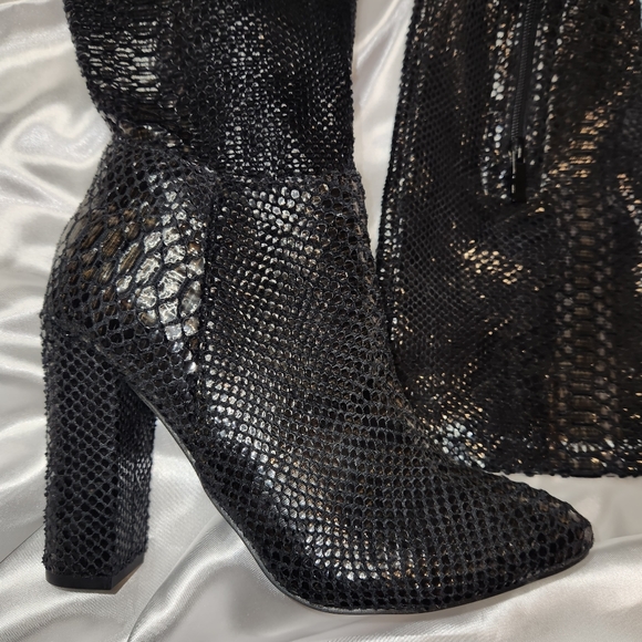 Glaze Snake Pattern Textured Boots | Pointy Toe | Sz 8 - Picture 2 of 4